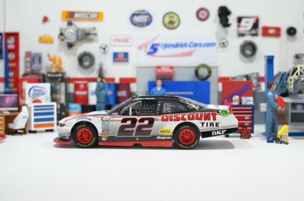 2015 Joey Logano #22 Discount Tire 1/24 – Image 2