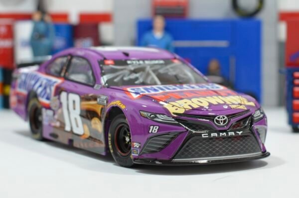 2021 Kyle Busch #18 SNICKERS Peanut Brownie 1/24 ARC – Image 4
