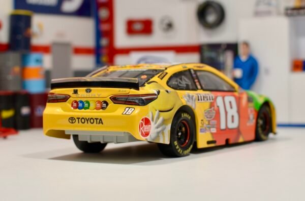 2019 Kyle Busch #18 M&M'S 1/24 ARC – Image 4