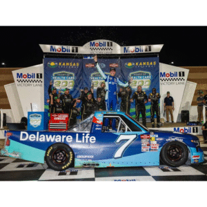 ** Précommande ** 2025 Carson Hocevar #7 Delaware Life Kansas 10/05/25 Race Win