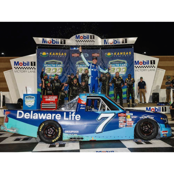 ** Précommande ** 2025 Carson Hocevar #7 Delaware Life Kansas 10/05/25 Race Win