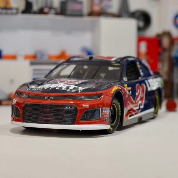 2018 William Byron #24 Liberty University 1/24 Elite Galaxy Color – Image 3